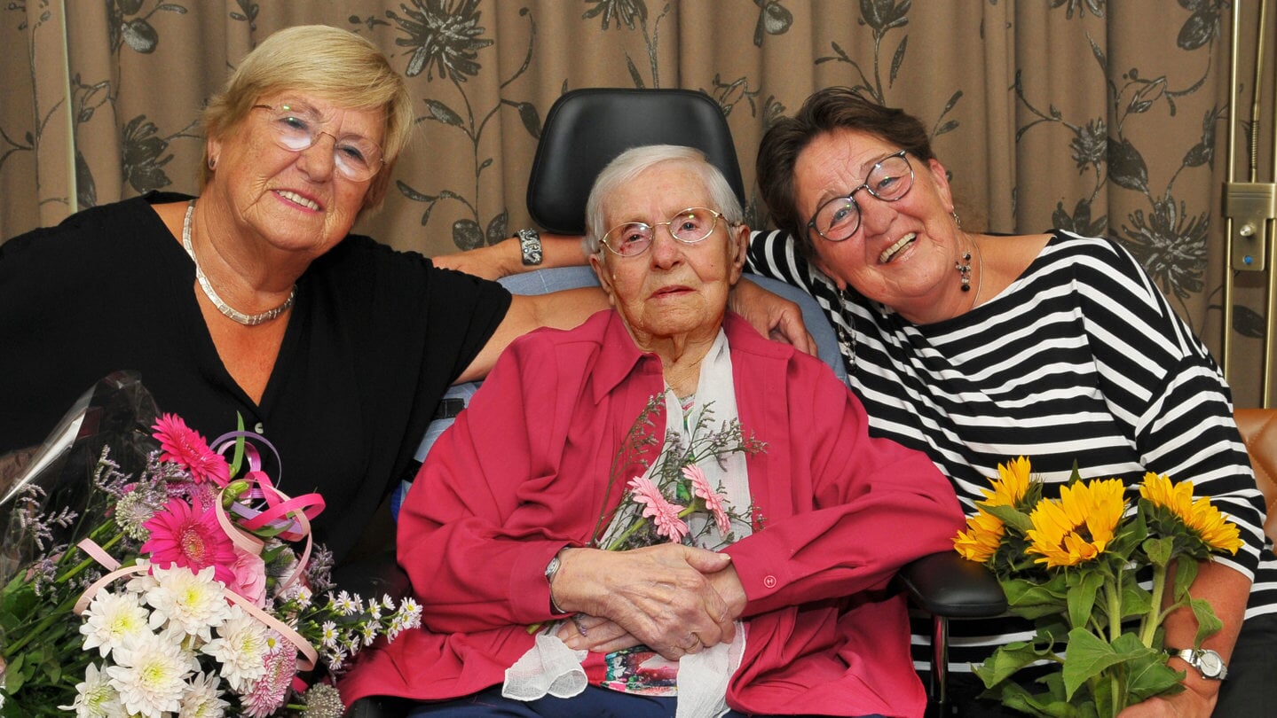 De honderdjarige met twee van haar dochters. De Meijster heeft vier kinderen.