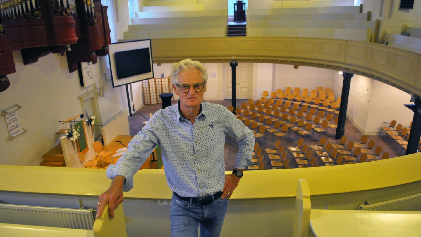 Jakob Kingma in de Bedumer Maranathakerk. 