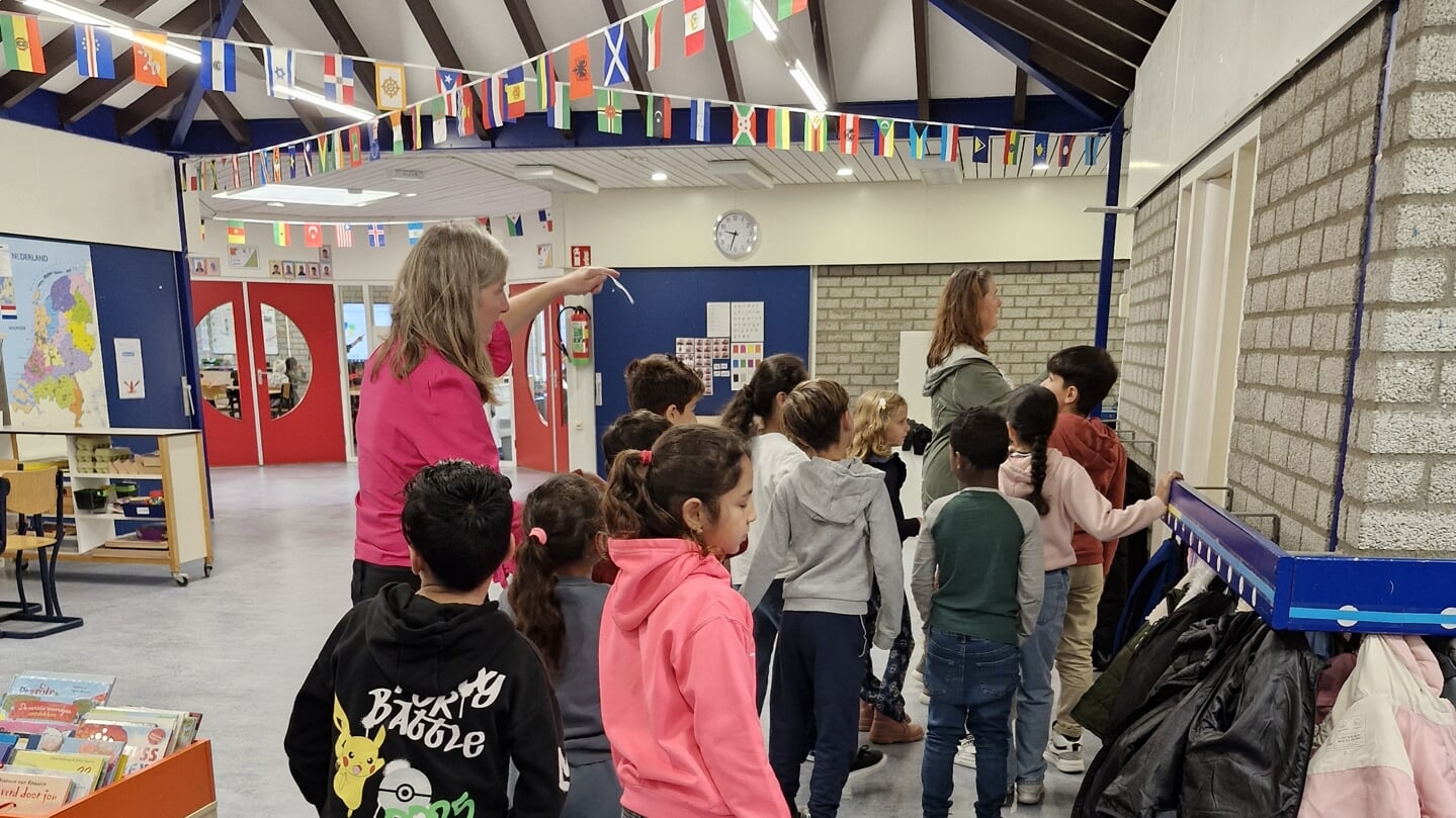 Leerlingen zoeken hun weg in het nieuwe schoolgebouw.