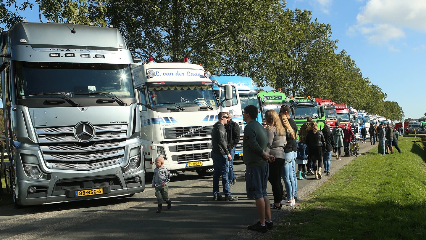 Een deel van de120 trucks. Ze staan strak in het gelid en trekken veel belangstellenden (foto Ronnie Afman).
