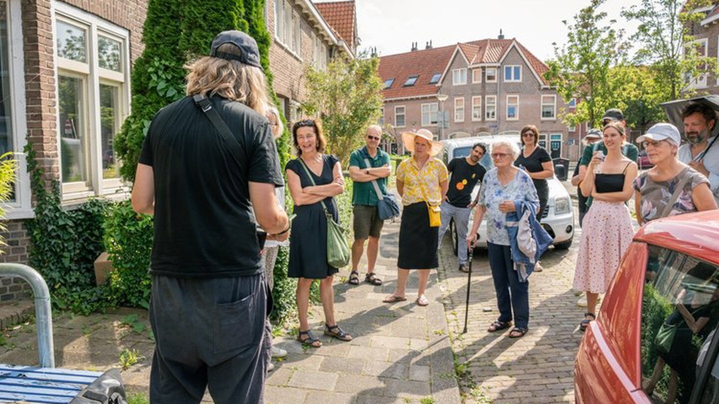 Theatermaker Sijas de Groot aan de wandel tijdens een eerder project.