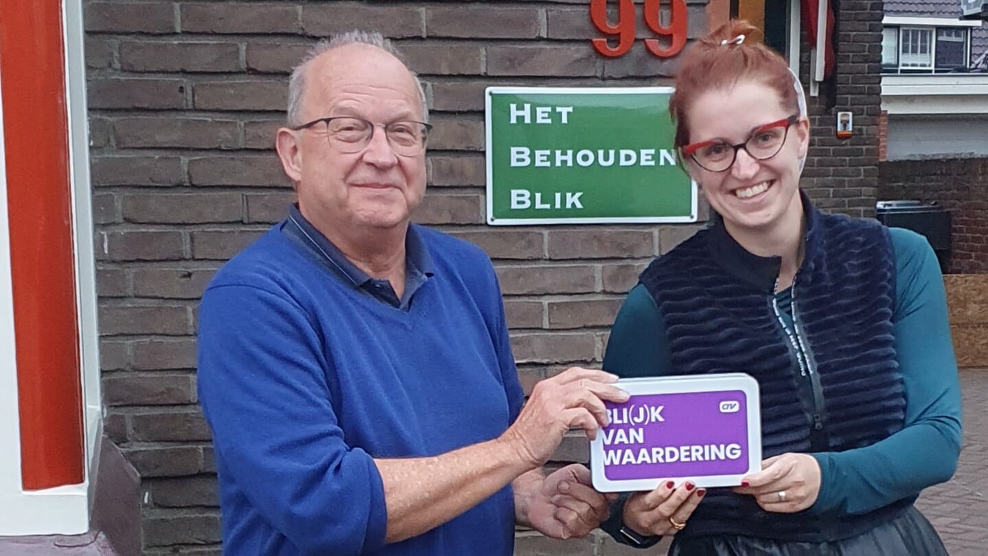 Kersvers voorzitter Henny Löwik dankt Rozemarijn van de Wal voor haar inzet.