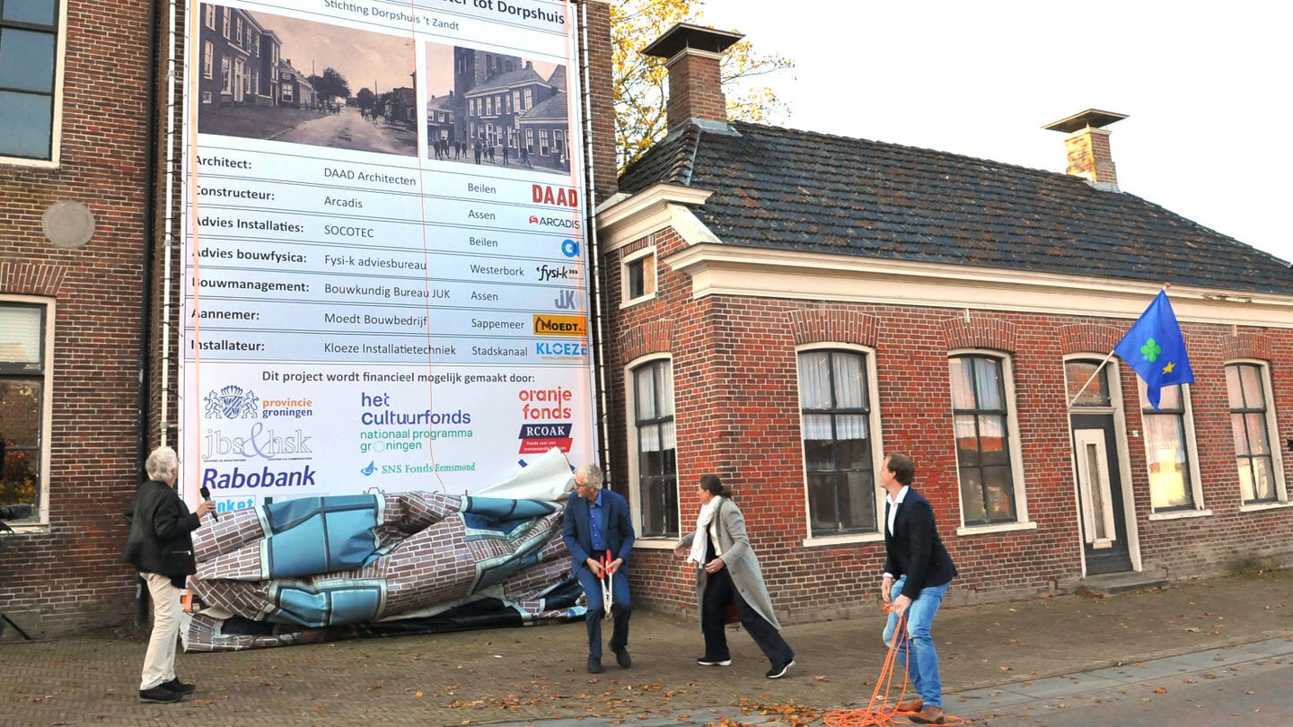Susan Top en Pier Prins hebben het bouwbord onthuld. De restauratie is daarmee officieel van start gegaan.