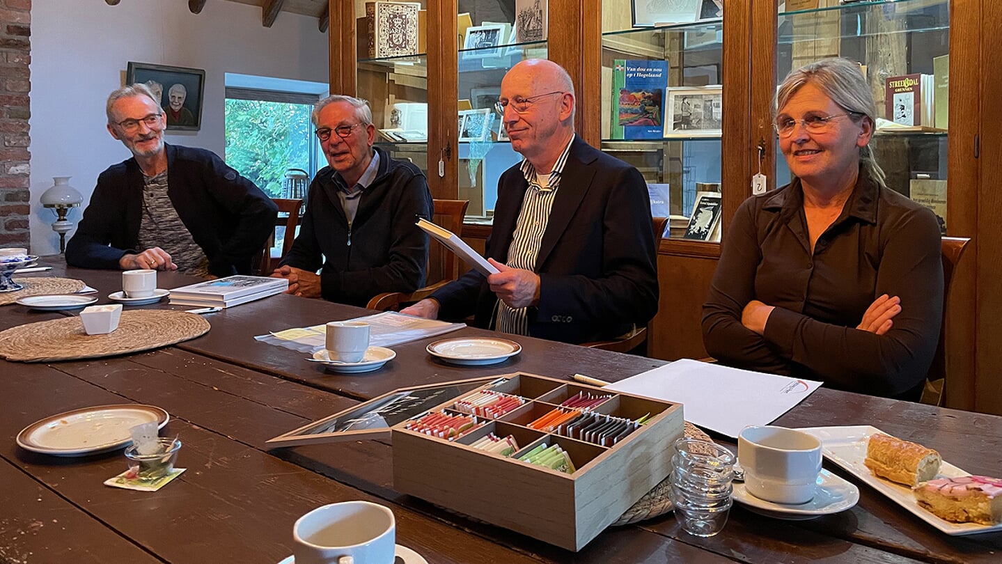 Peter Slager, Siewert Jensema, notaris Huitsing en Ineke van Zanten zitten klaar om de statuten te ondertekenen.