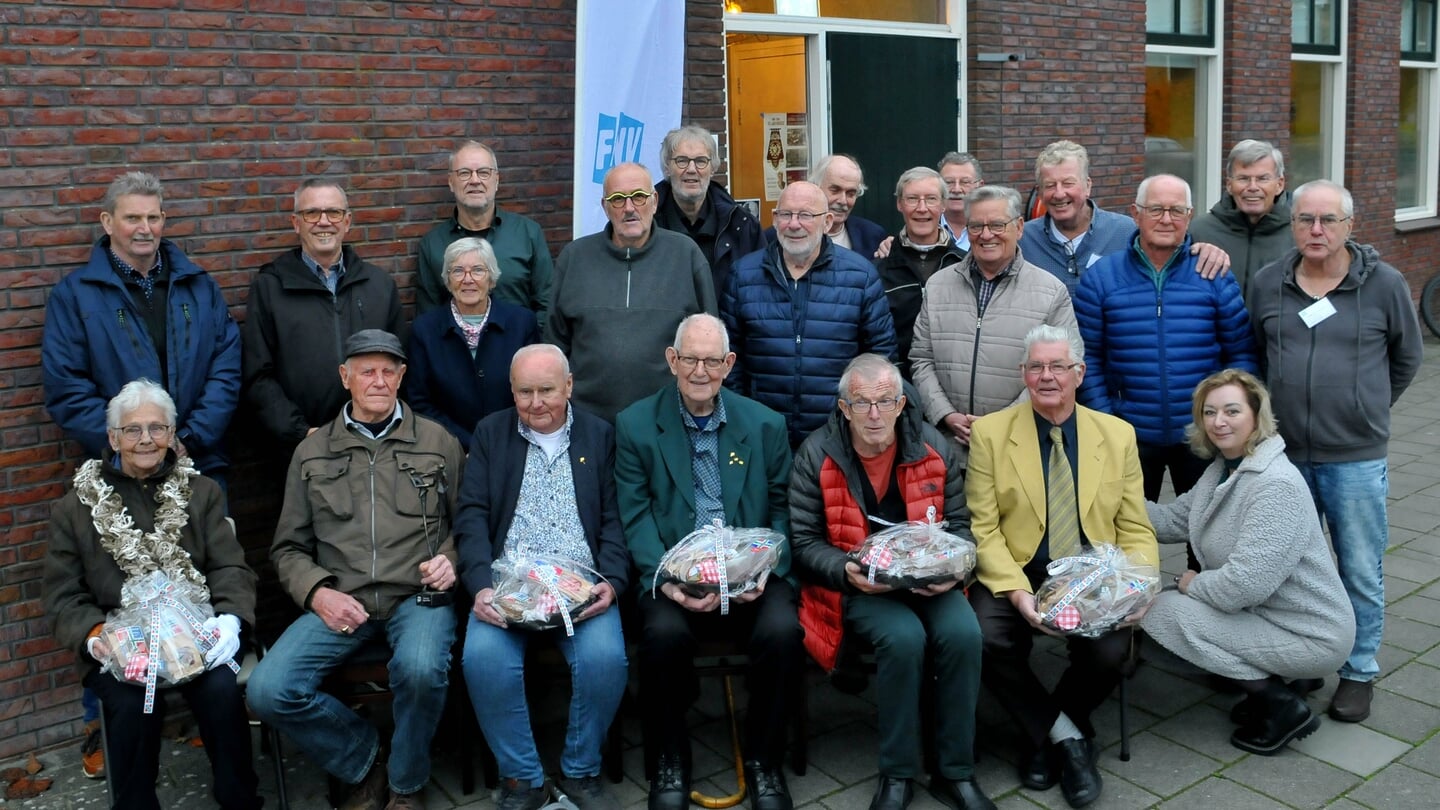 De vakbond-jubilarissen met mensen van de organisatie. 