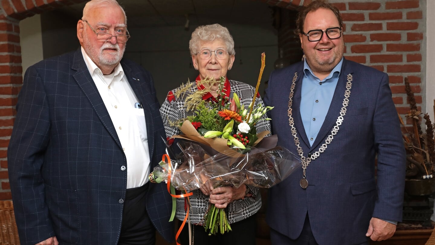 Het jubilerende echtpaar met burgemeester Jaap Kuin van de gemeente Pekela. Foto: Bert Woltjes. 