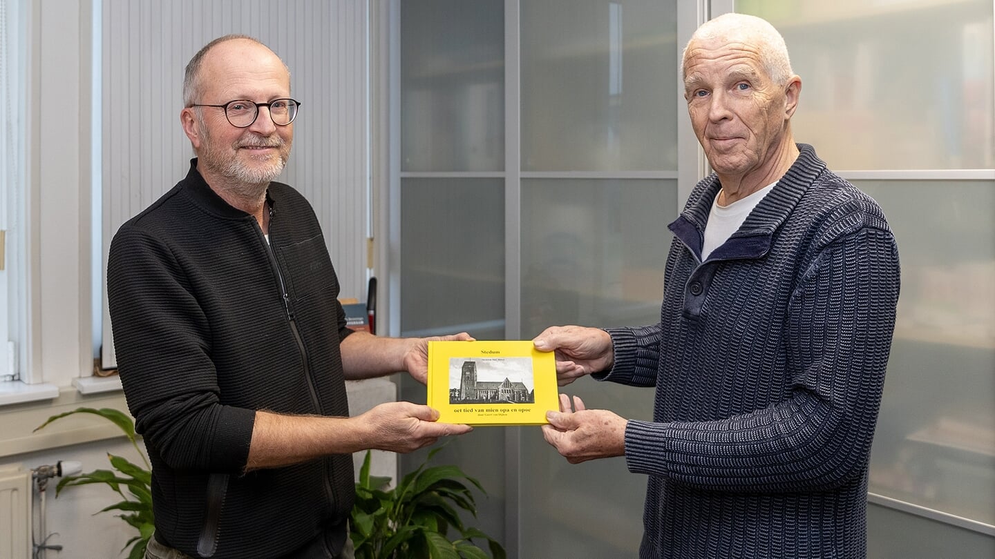 Geert van Dijken (rechts) ontvangt het eerste exemplaar uit handen van Jetze Smit van NoordPRoof (foto Jan Pitt).
