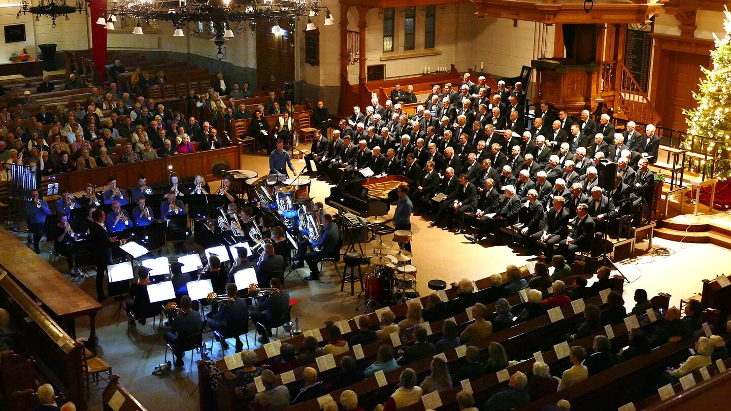 Brassband Immanuel maakt indruk tijdens het optreden met een van de mannenkoren. 