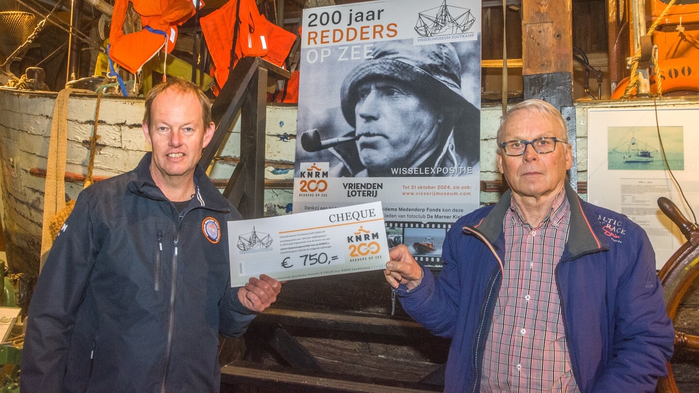 Penningmeester Jan Bakker van het museum (rechts) overhandigt de cheque aan plaatsvervangend schipper Tjark Visser. 