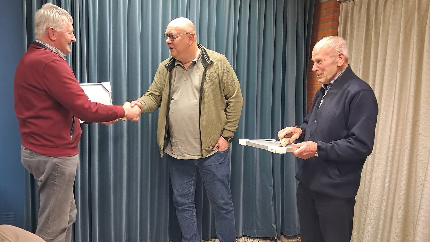 Bert Hermelink (midden) heeft de afscheidscadeaus overhandigd aan Gerard Kruidhof (links) en Jan Timmer.