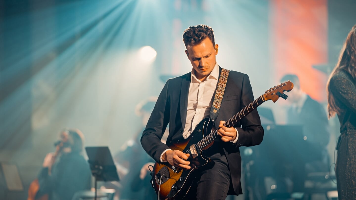DJ Sefa tijdens zijn akoestische tour in Middelstum, die veel indruk maakte.