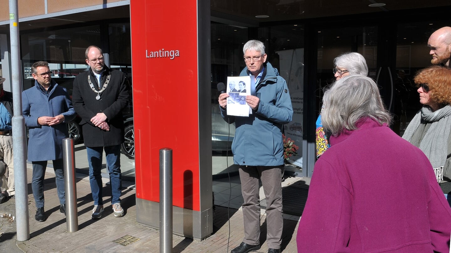 Historicus Teun Juk aan het woord bij Stolpersteine voor de familie Knorringa in Uithuizen.