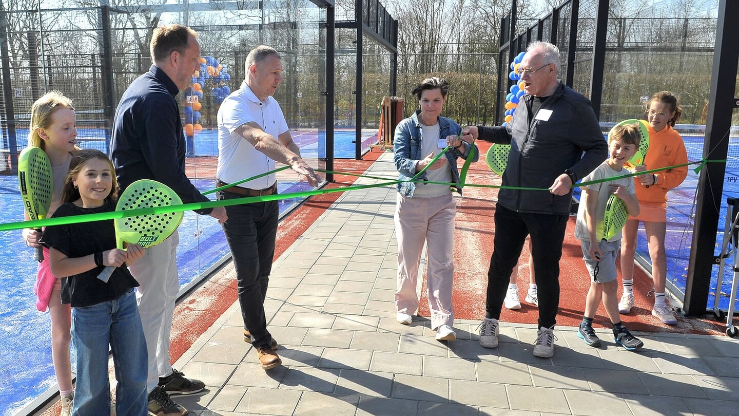De padelcommissie verricht de officiële opening van de padelbanen.