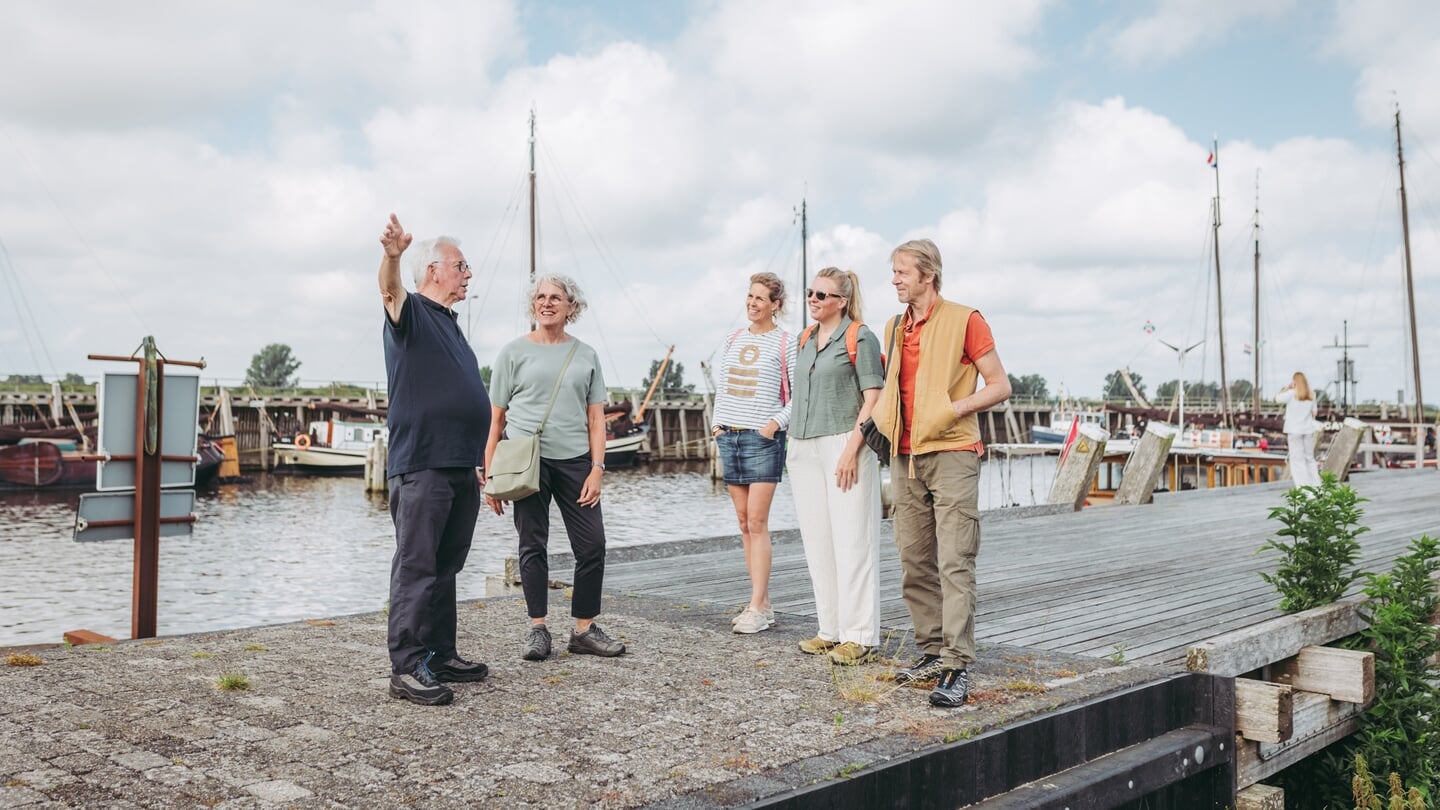 Op pad met een dorpsgids in Zoutkamp. Foto: Stella Dekker.