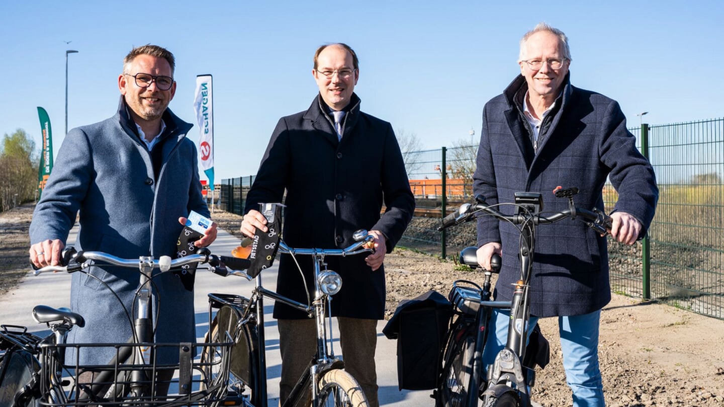 Vanaf links wethouder Stefan van Keijzerswaard (Het Hogeland), gedeputeerde Erik Jan Bennema en wethouder Philip Broeksma (Groningen).