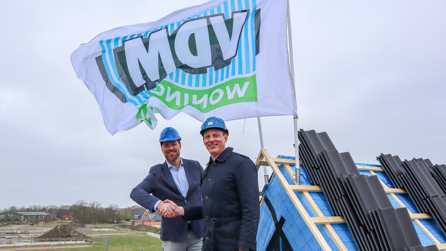 André Giezen van Wierden en Borgen (links) met Arjan Moes van VDM Woningen. 