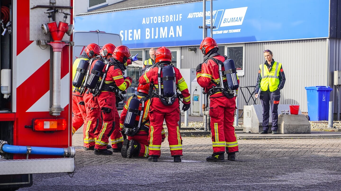 De Uithuizer brandweerploeg maakt zich klaar voor de inzet (foto Marika Burema).