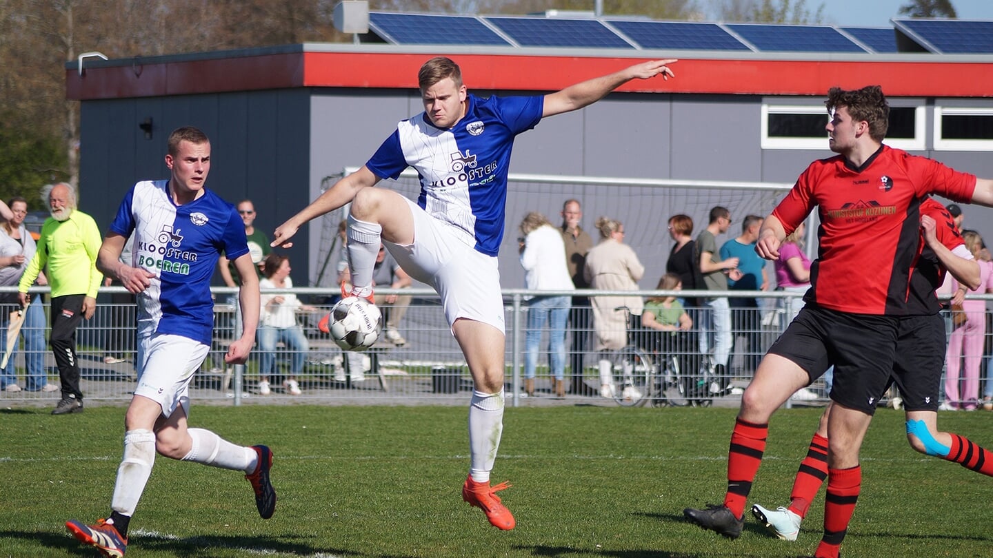 Rick Seelen (links) en Dirk Ekkelboom kijken toe hoe Niels Bolt de bal onder controle probeert te krijgen.