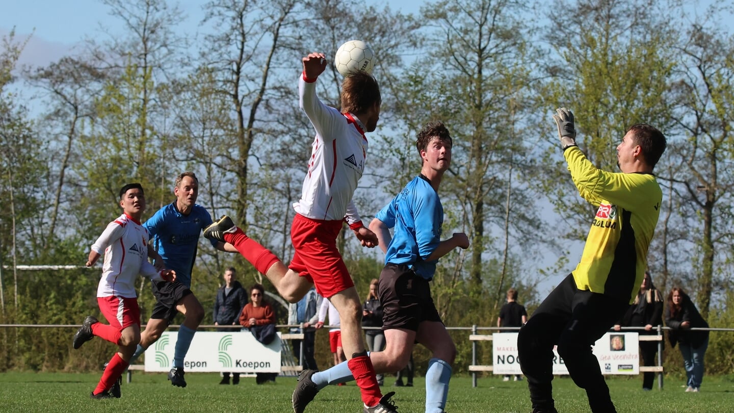 Keeper Rick Meijer brengt redding op de kopbal van Ezinger Jasper Dijkstra. Foto: Ronnie Afman.