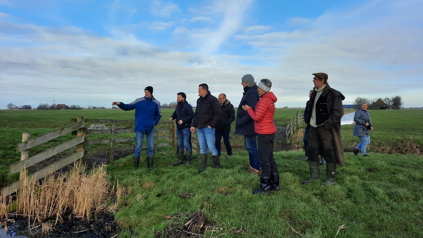 De Gebiedsraad Middag-Humsterland op veldbezoek in het greppellandschap in Friesland.
