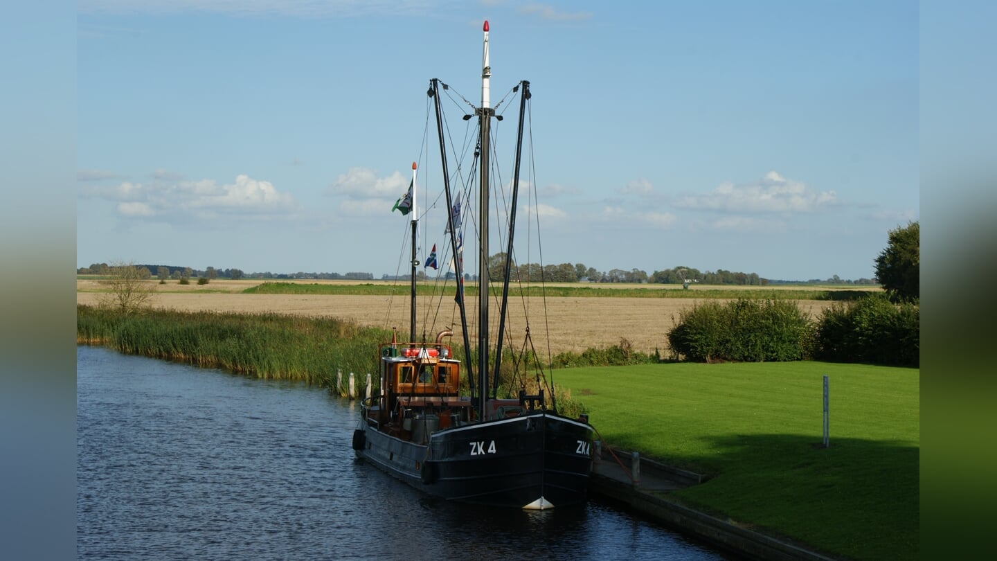 De tocht wordt gemaakt met de meer dan honderd jaar oude garnalenkotter ZK 4.