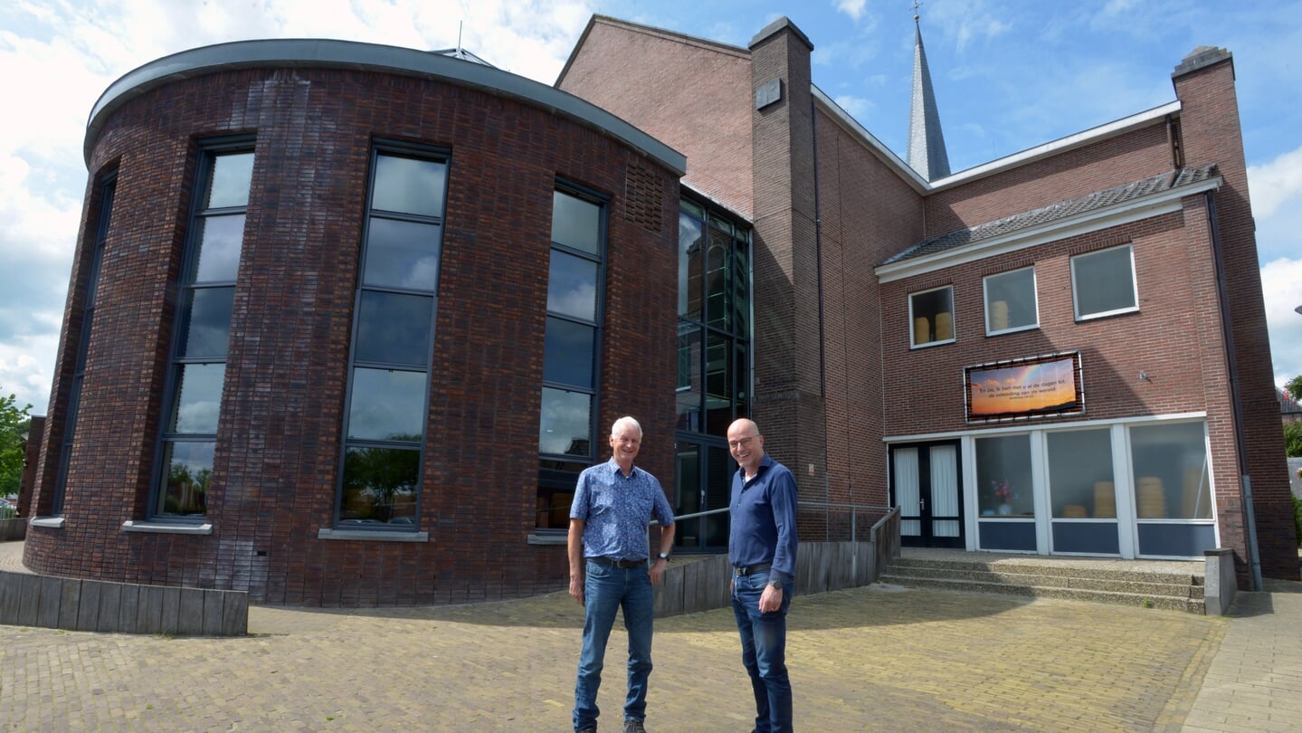 Jaap Rosema en Gert Veldman bij de Maranathakerk. 