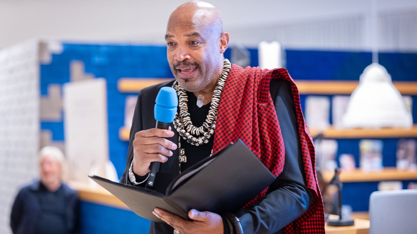 Laurindo Andrea, historicus en educatiemedewerker, bij Familiesporen in het Nationaal Archief. Fotograaf: Isaac Owusu