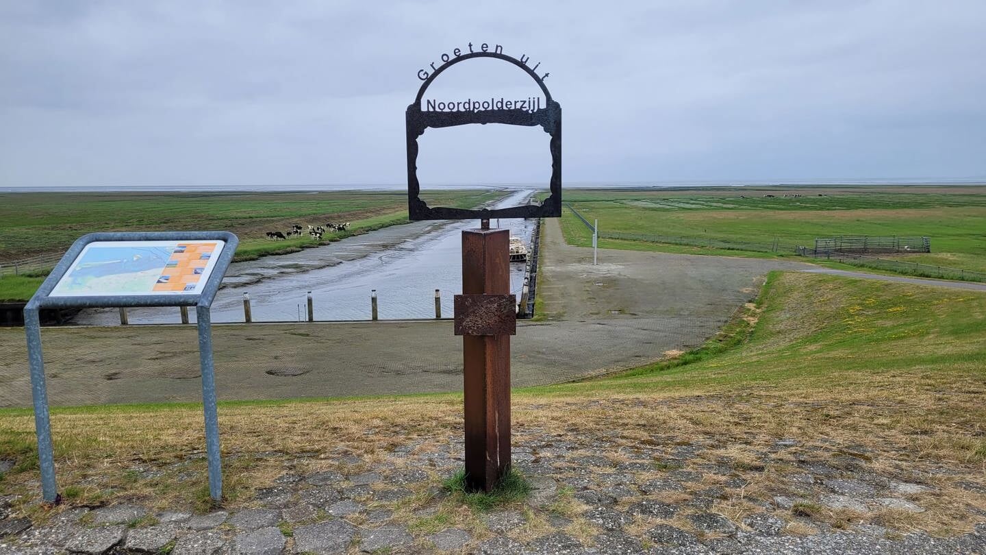 Het nieuwe fotokader in het haventje van Noordpolderzijl. Foto: Gemeente Het Hogeland/Facebook. 