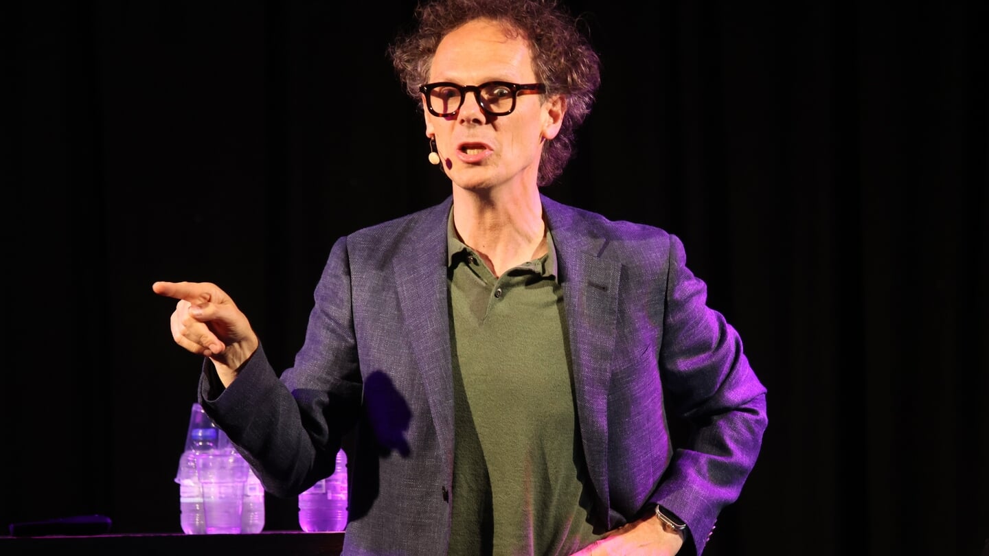 Ben van der Burg in actie op de ondernemersavond in Bedum (foto Ronnie Afman).