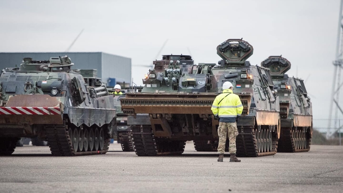 Militair materieel wordt verscheept vanuit de Eemshaven (archieffoto).