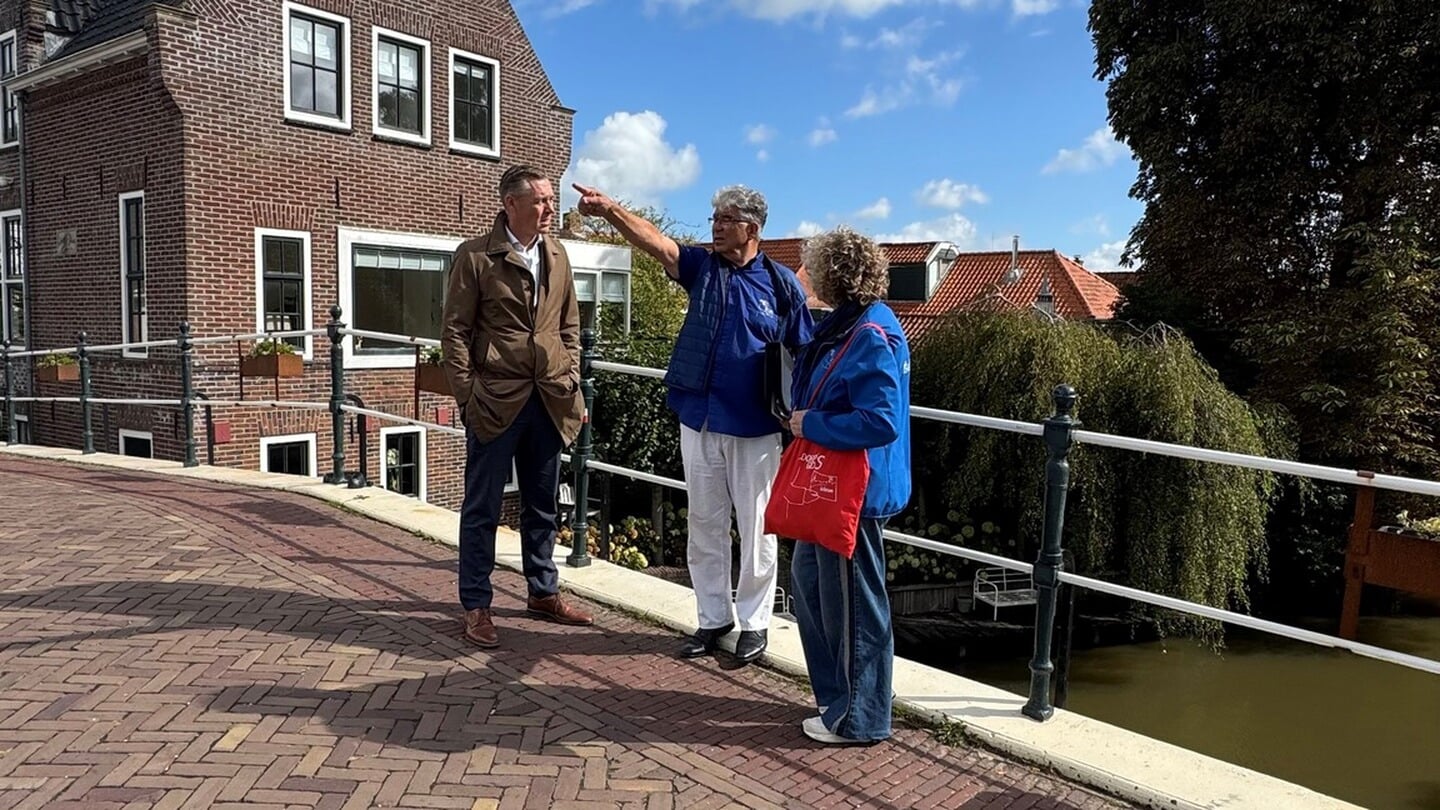 De burgemeester met de dorpsgidsen op de Boogbrug in Winsum. Foto: Gemeente Het Hogeland/Facebook. 