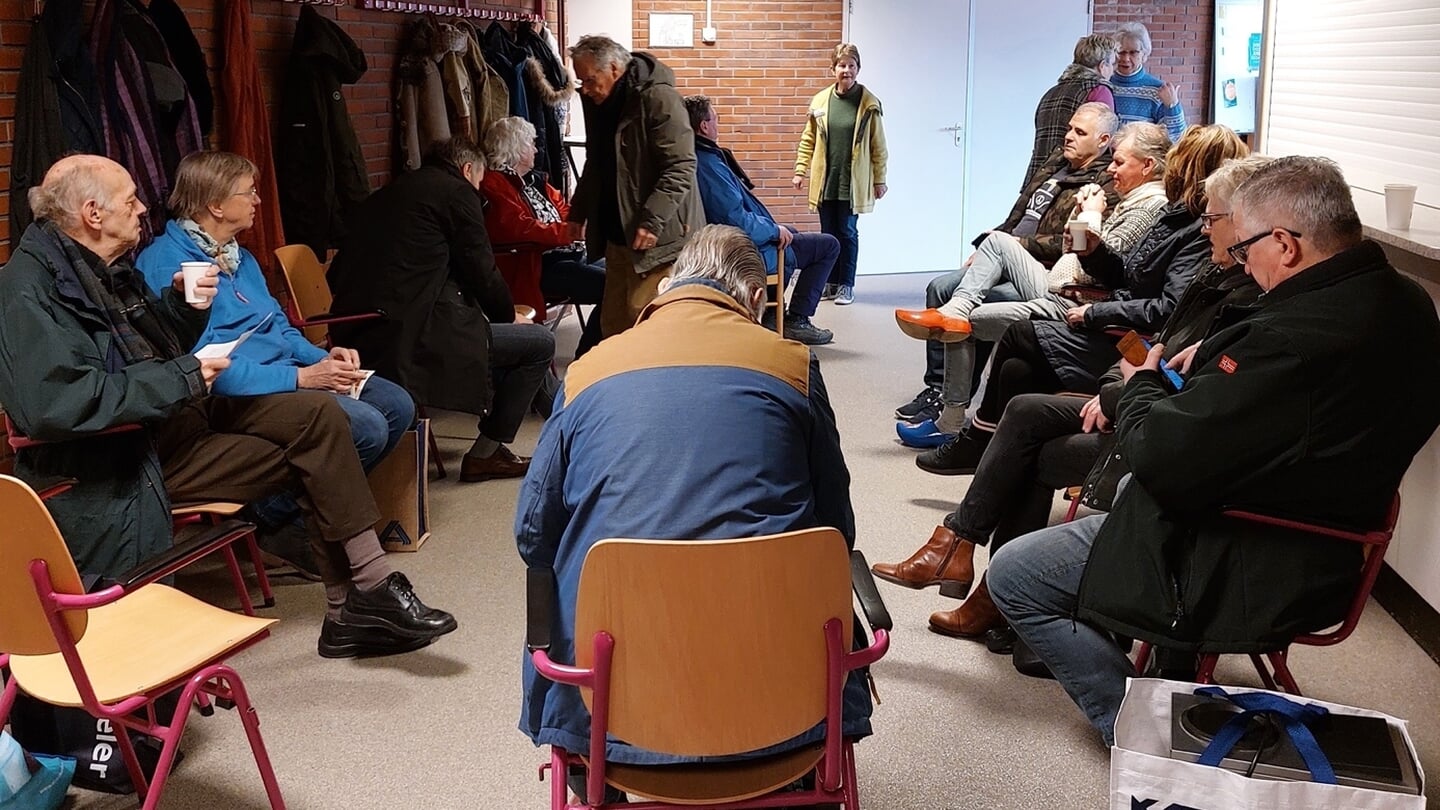 Gezelligheid tijdens een vorige openstelling van het repair café in Winsum.