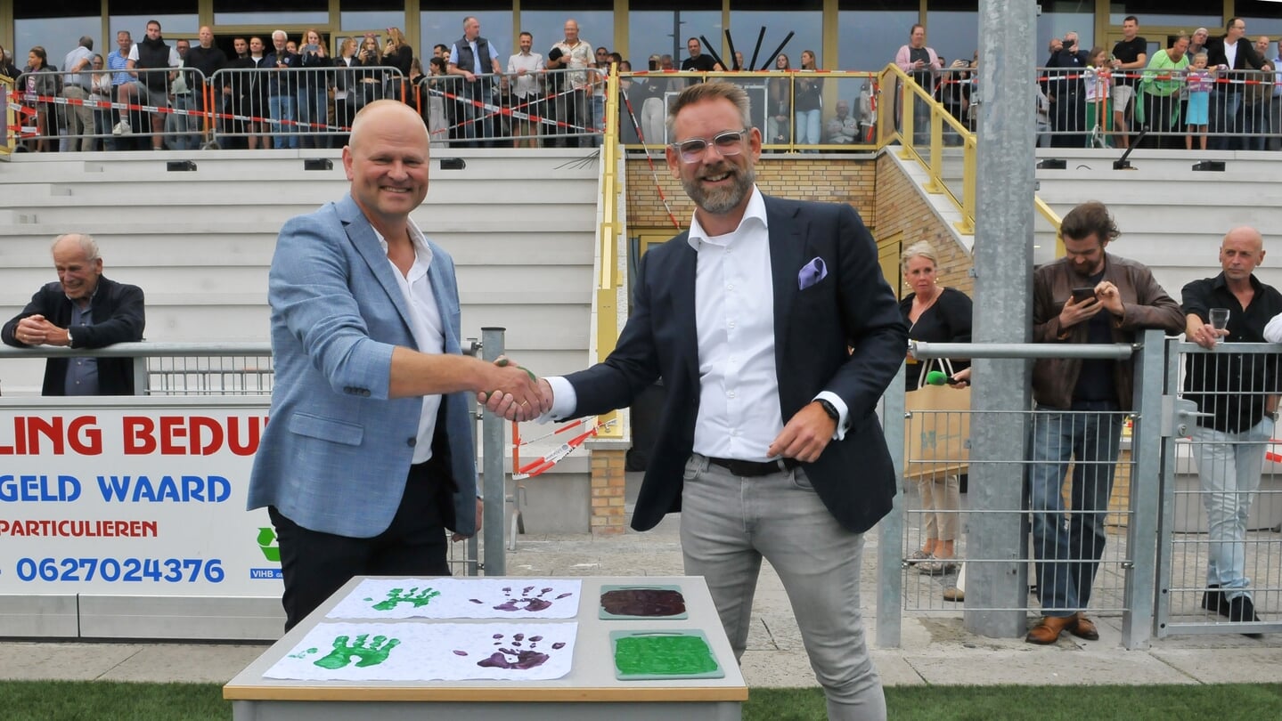 Jan Jurgen Timmer en Stefan van Keijzerswaard zetten een gekleurde 'handtekening'. 