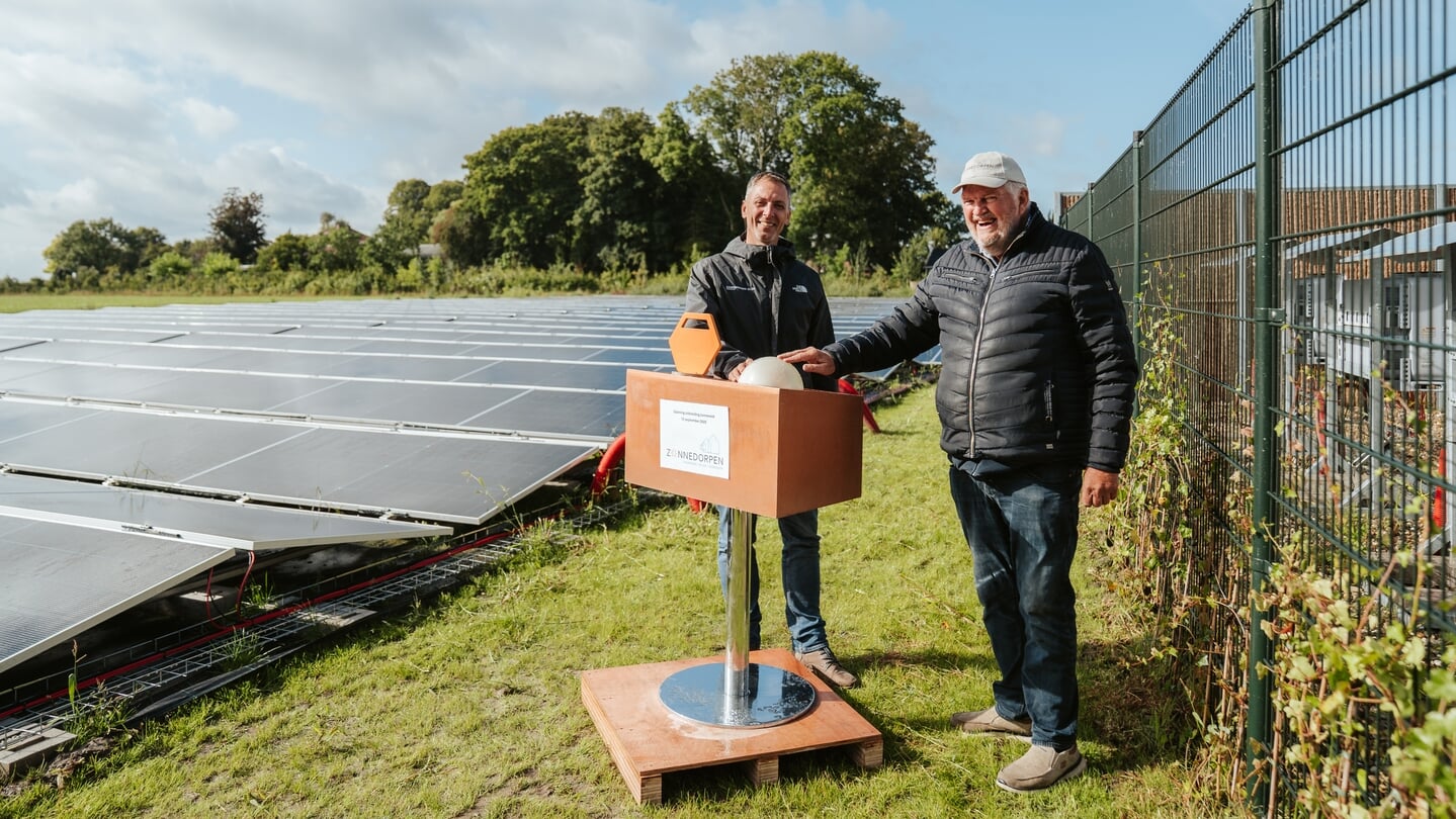 Willem Schaap (links) en Enno Wolthuis nemen de nieuwe zonnepanelen in gebruik (foto Milou van der Meer).