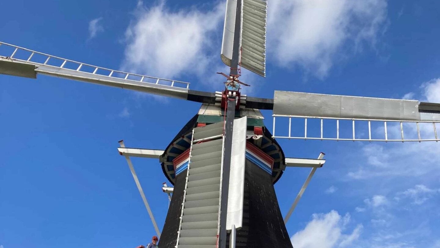 De stelling van de molen met daarop een oproep om op de molen te stemmen. 
