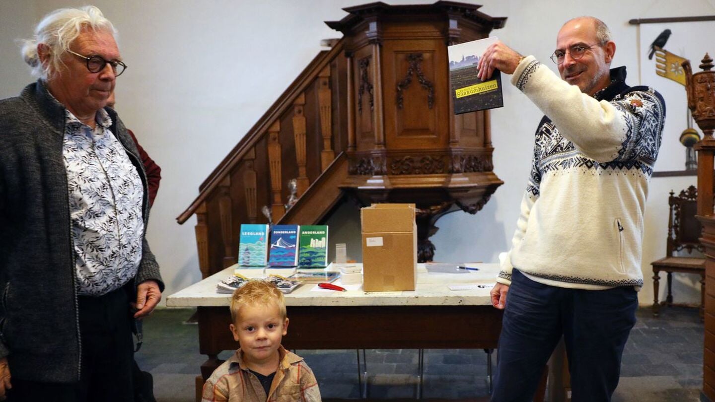 Willem Straat, Finn van der Schaaf en wethouder Arjen Nolles zijn blij met het boek.