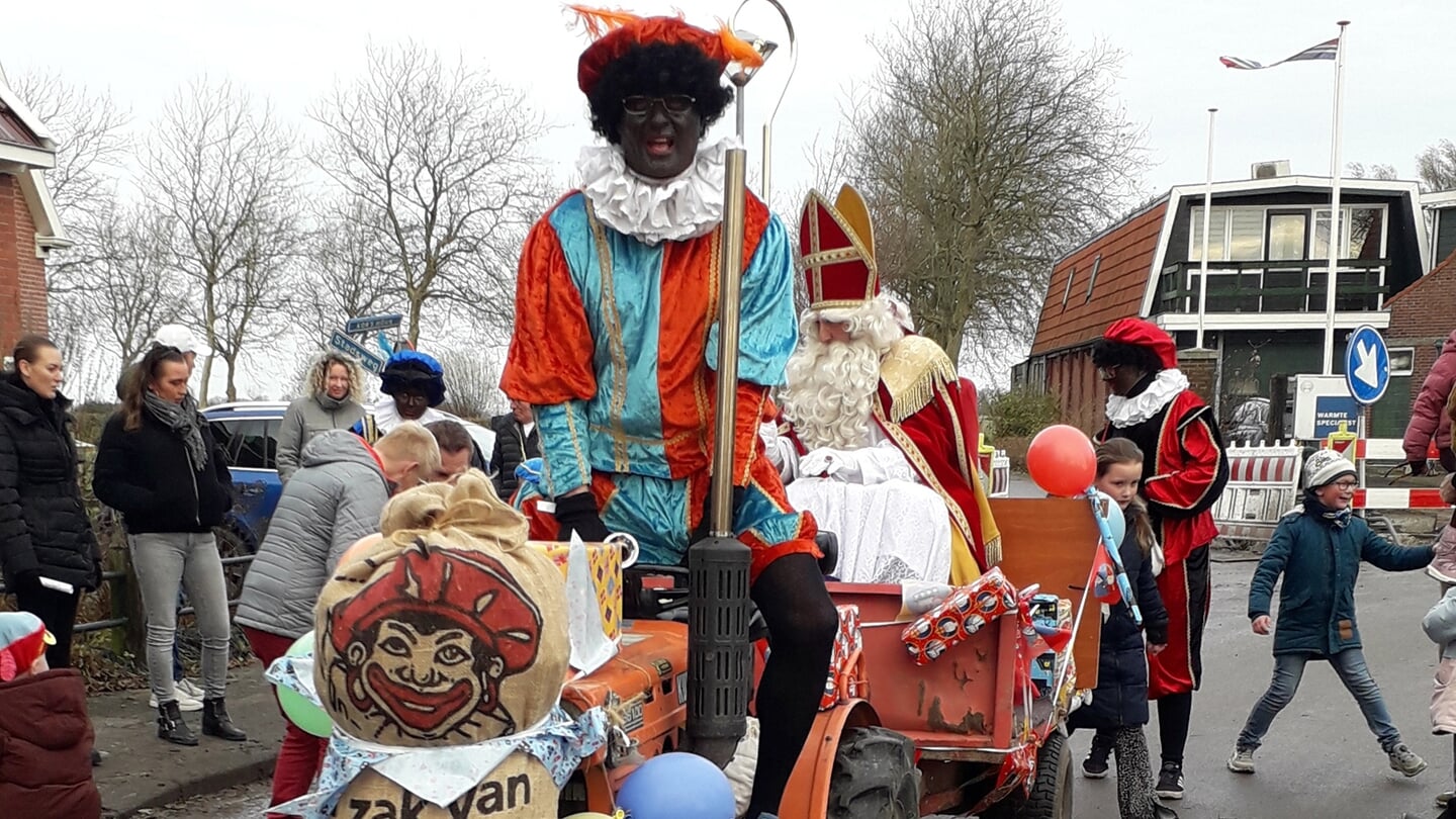 Sinterklaas wordt rondgereden in Startenhuizen en Garsthuizen.