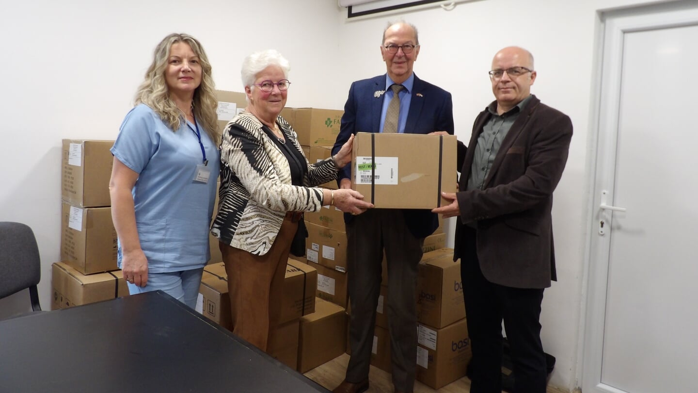 Johanna en Kees Baars met hoofdverpleegkundige Blagica en directeur dr. Blagoja Kitanovski.