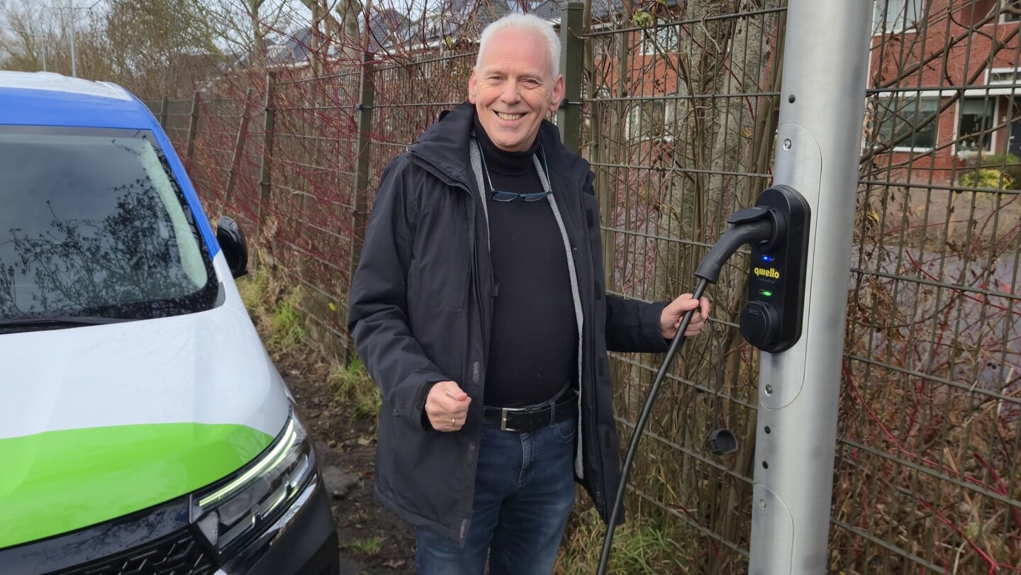 Wethouder David de Jong sluit de eerste elektrische auto aan op de laadlichtmast.