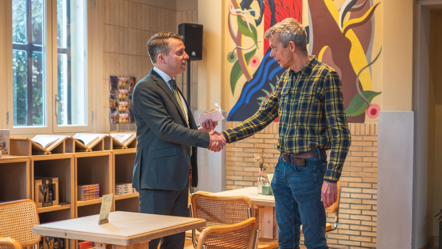 Gedeputeerde Pascal Roemers bedankt Gerben Huizinga voor zijn vrijwillige inzet. Foto: Sebastiaan Rodenhuis.