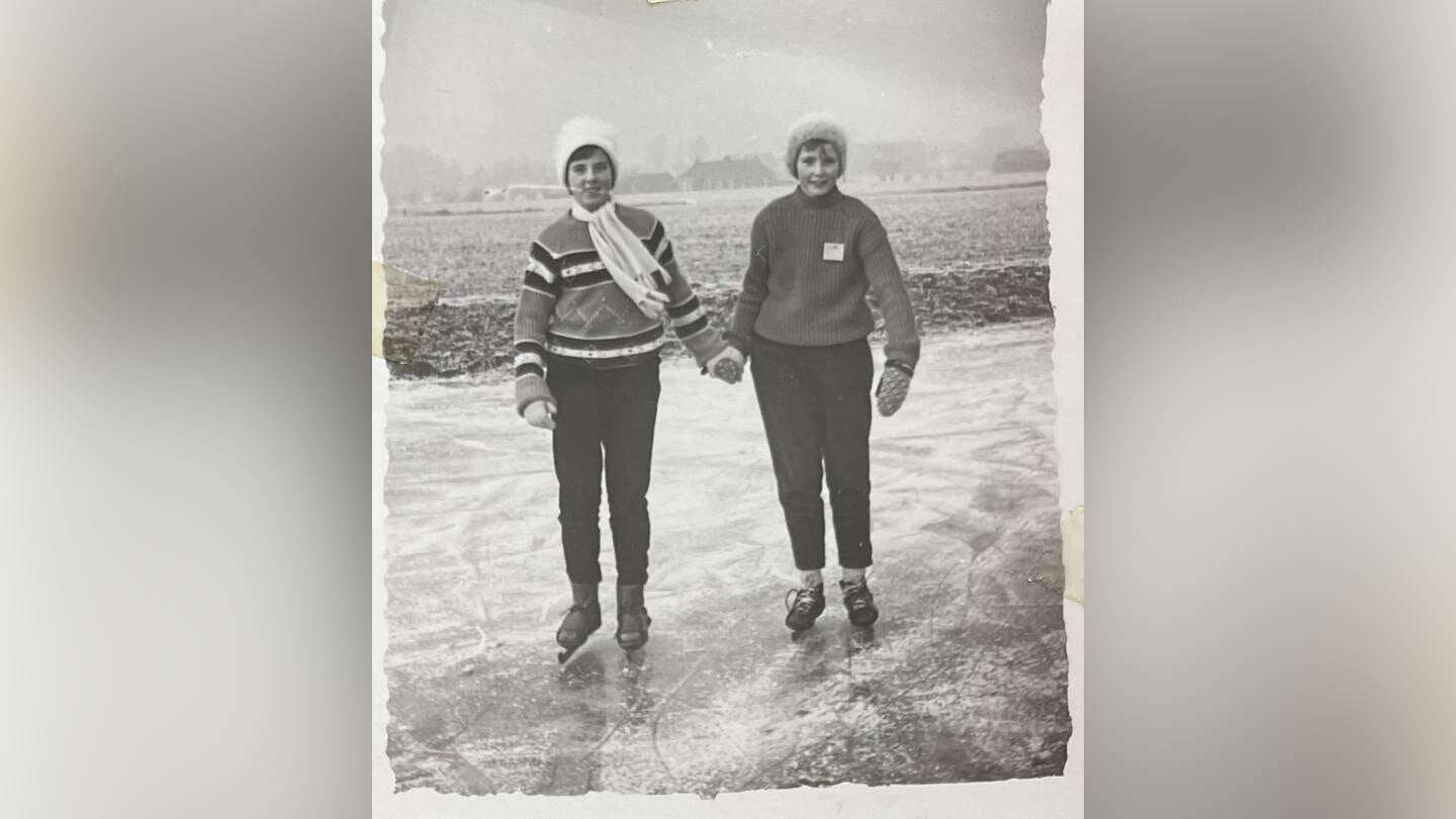 Jettie van der Glas met vriendin Gerda Kadijk op de ijsbaan in Warffum.