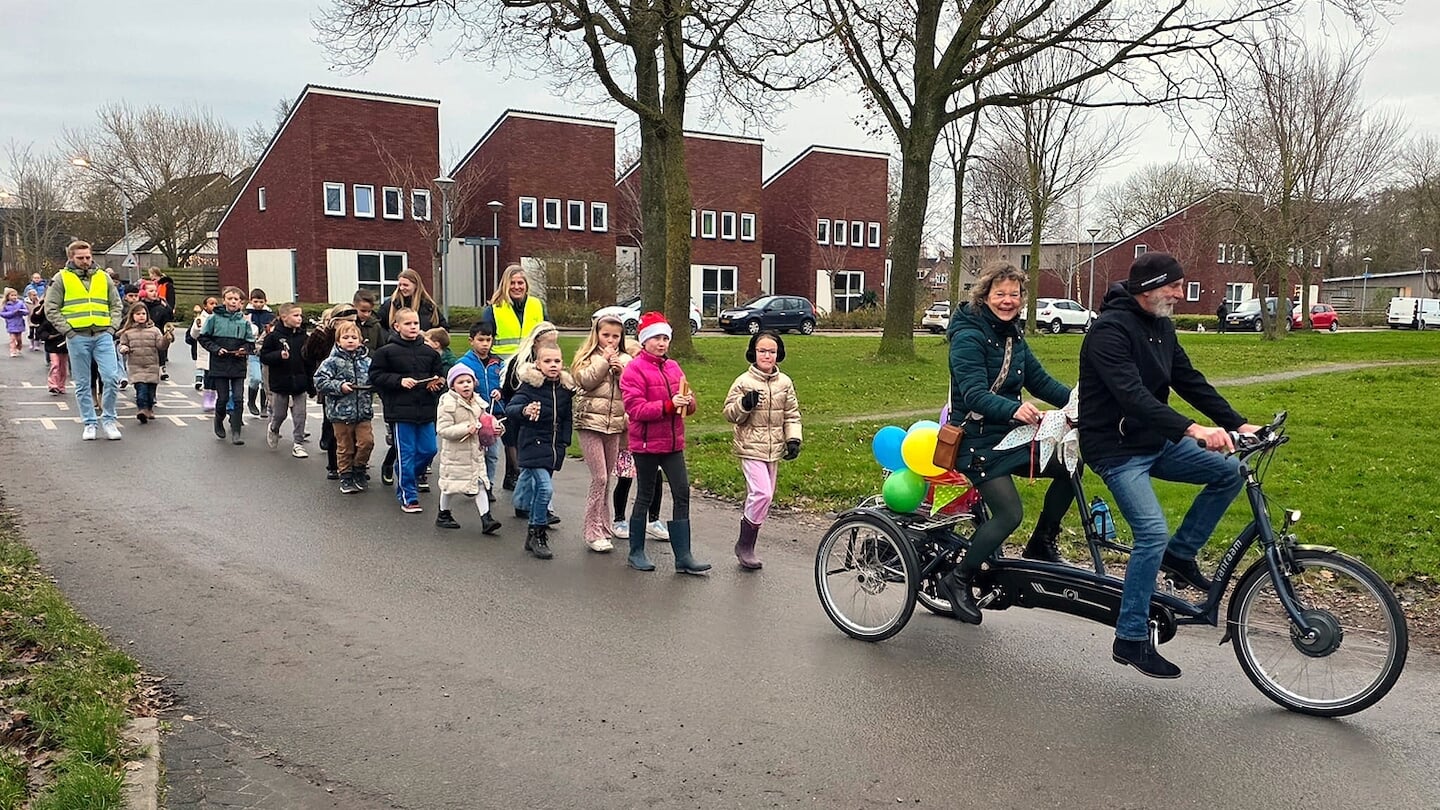 De dag begon met een vrolijke lawaaioptocht, met voorop juf Riekie samen met haar man op een tandemfiets.
