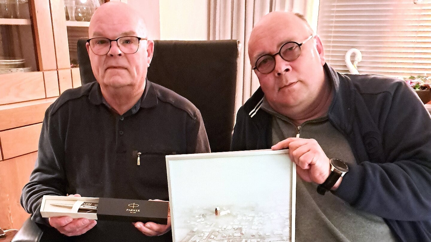 Jan Lalkens en voorzitter Bert Hermelink met de pen en luchtfoto (foto Coby Nienhuis}.