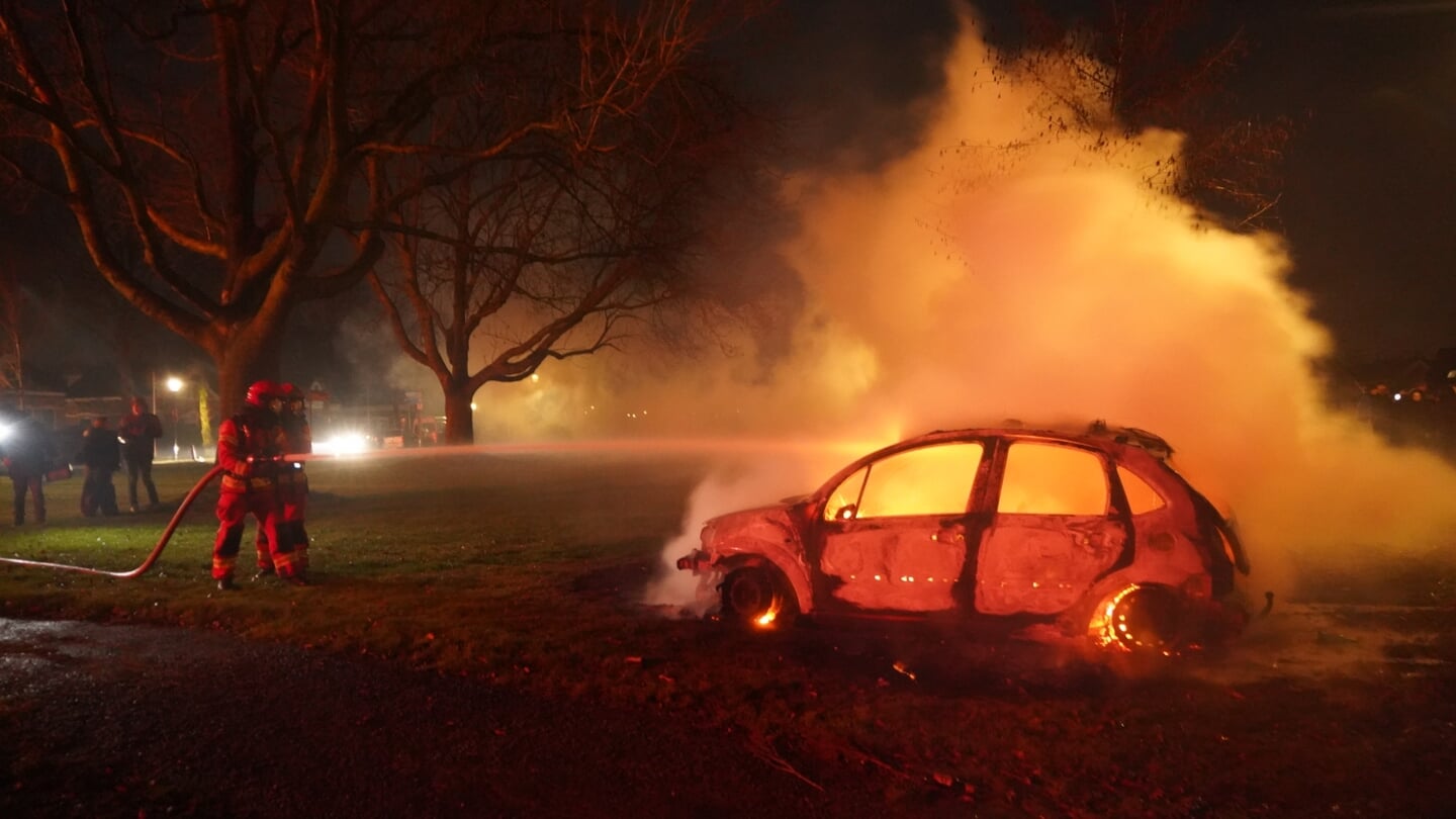 De brandweer rukte onder andere uit voor een autobrand in Middelstum. Foto: Persbureau Meter. 