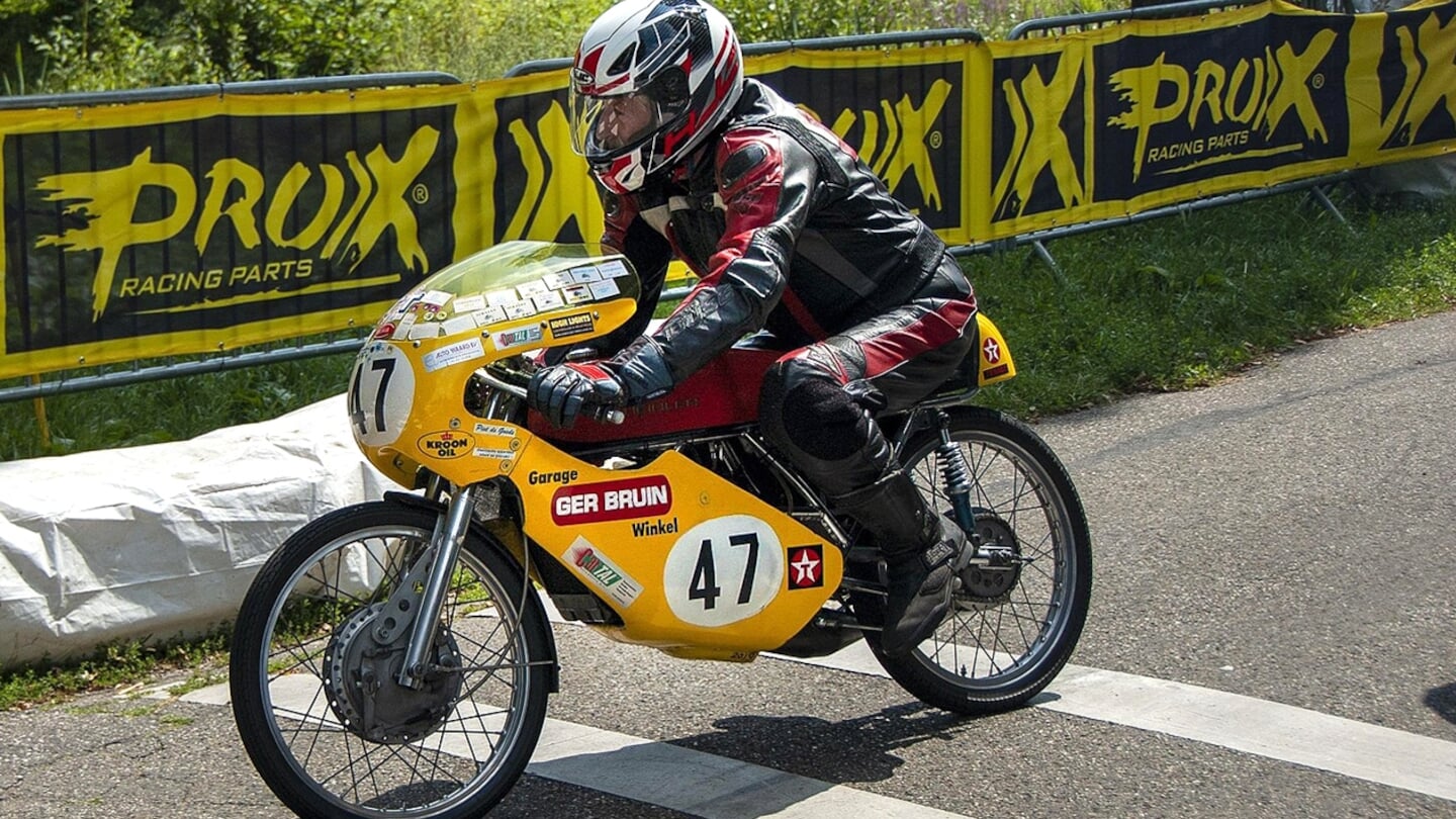Bij de ZZ Races komen oude racemotoren aan de start. De nostalgie viert hoogtij.