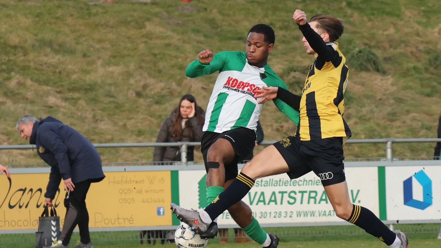 Winsum-speler Jerginio Laken (links) in duel met Boyd Dijkstra van de Friezen. Foto: Ronnie Afman.