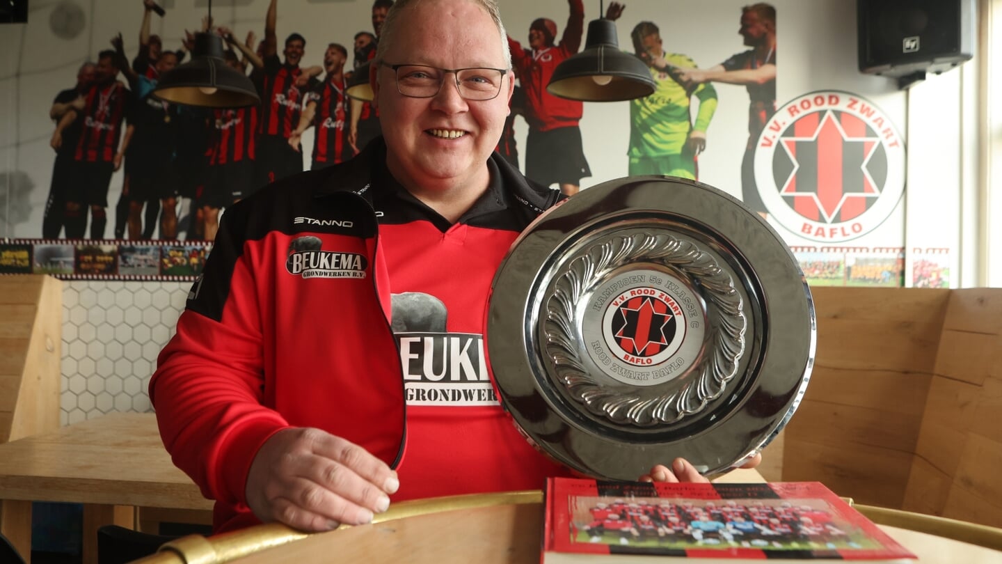 Jacob Postema toont trots een van de prijzen van Rood Zwart Baflo. Foto: Ronnie Afman.