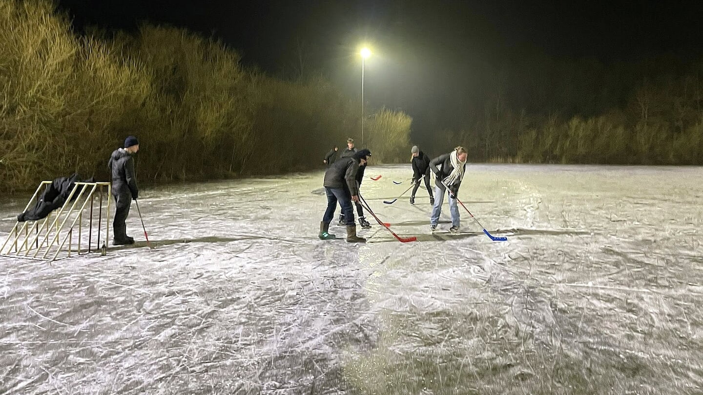 De ijsbaan in Stedum was zondag als enige in de regio gewoon geopend (foto IJsvereniging Stedum).