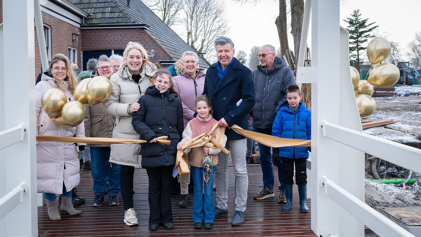 Isa-Lynn en Annemarie staan klaar om samen met wethouder Annalies Usmany-Dallinga en NCG-directeur Jaap Groenhagen de brug te openen (foto gemeente Eemsdelta).