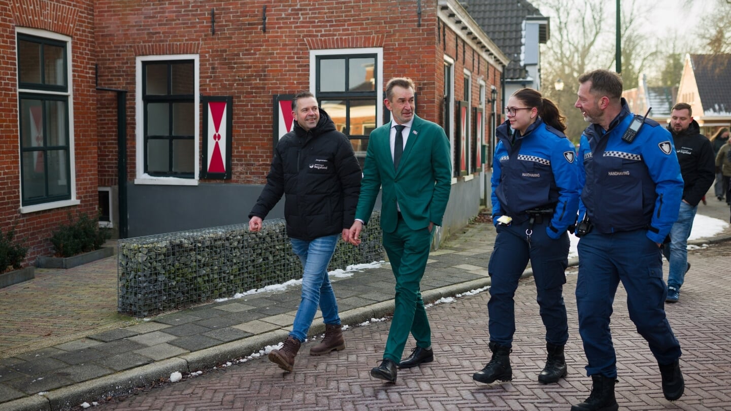 Van Marum in Warffum in gesprek met boa's en jongerenwerkers. 